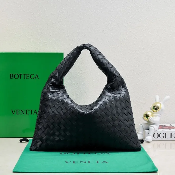 Batch 1860 #Bv new small HOP bag, the bag body and handles are made of a whole piece of woven leather. The bag body is soft and lazy. Hop symbolizes the praise of innovation and eternal craftsmanship [love]. The pyramid silhouette combines practicality and fashion. It is modern and casual. The double-sided closure design of the bag mouth is more convenient and safe! The cowhide texture also makes the bag more wear-resistant and durable. A must-have for fashionable ladies who like minimalism yet comfortable and casual! Size: 41x20.5x7.5, Model: 3966#
